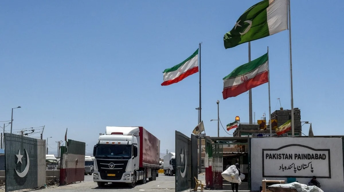 33 bangladeshi expatriates arrested at pakistan iran border