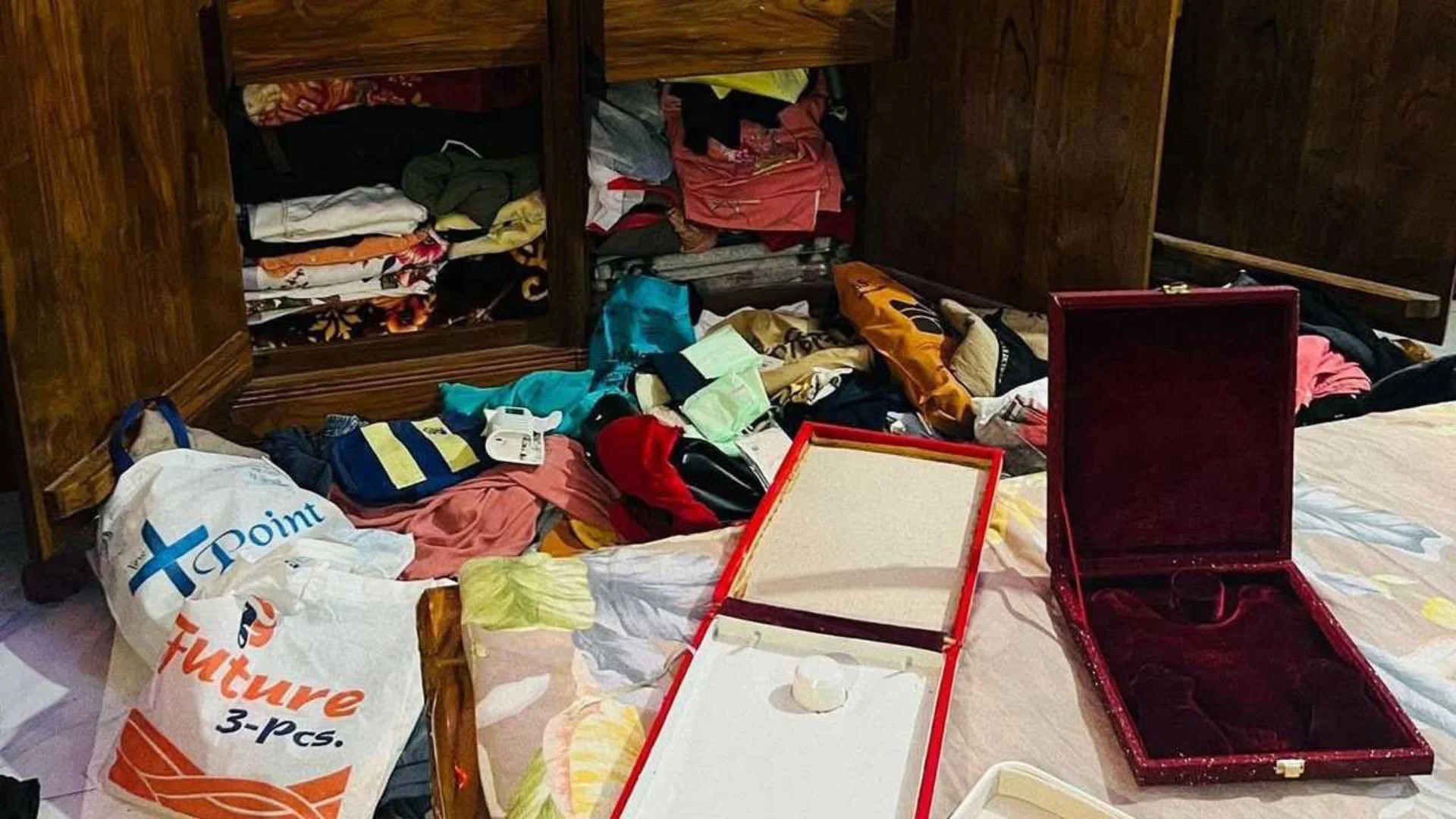 75 gold bars and 2.2 million taka looted from expatriate's house