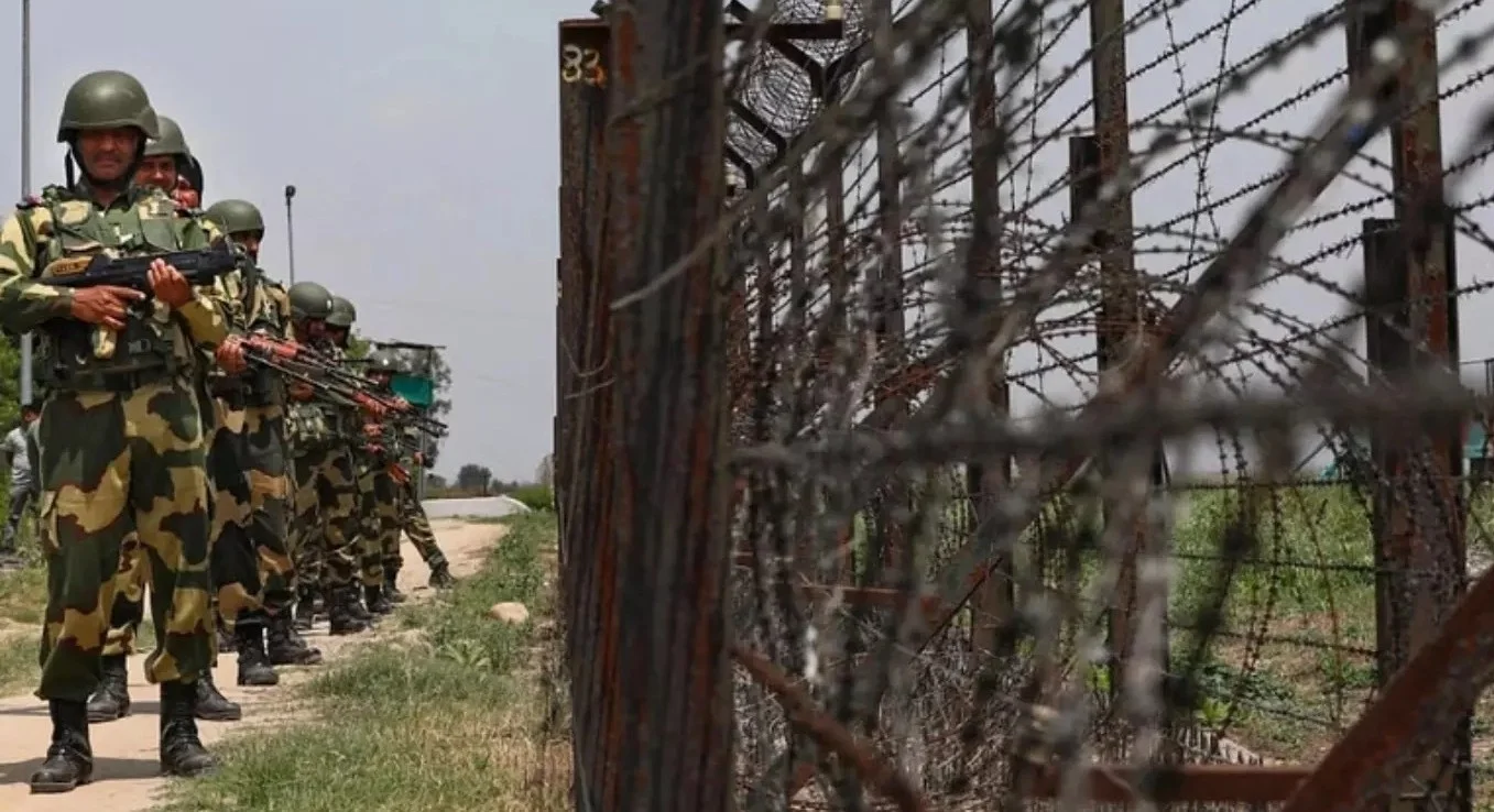 Bsf arrests 2 bangladeshis at border