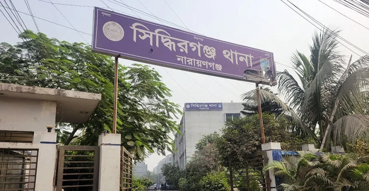 Expatriate's wife had an affair with a policeman, left the child behind and ran away