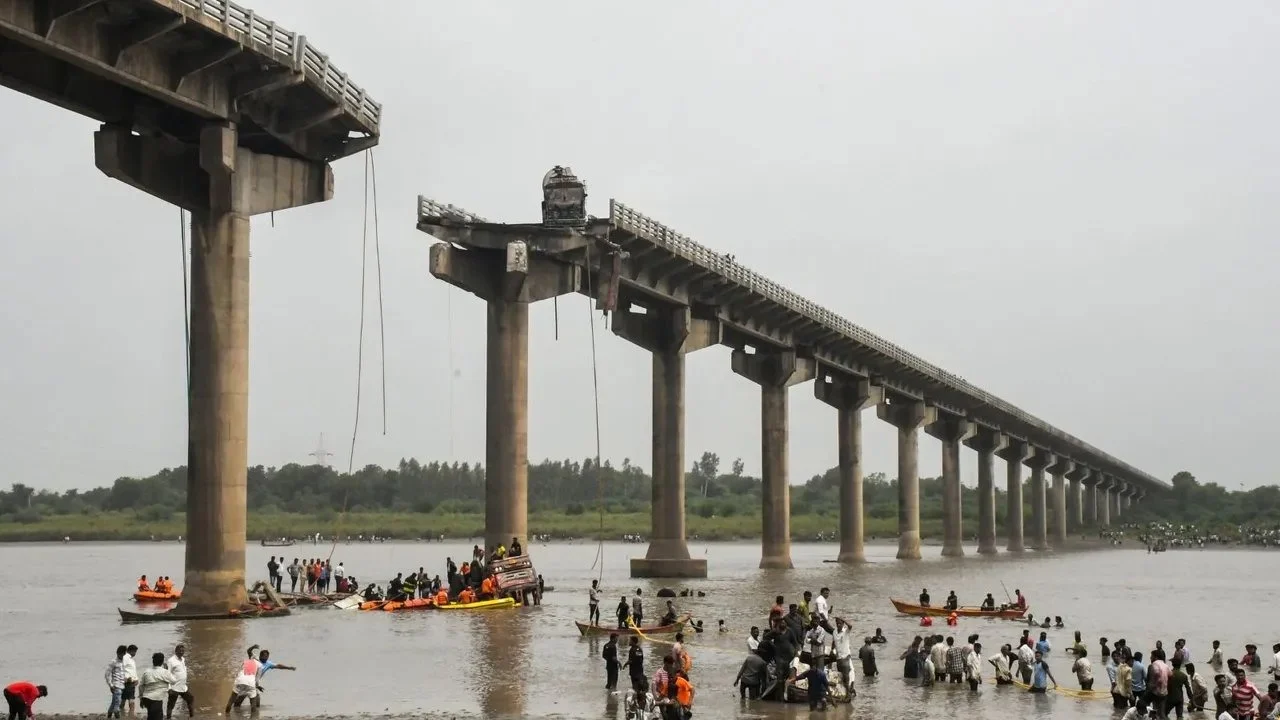 The bridge collapsed, and one car after another fell into the river.