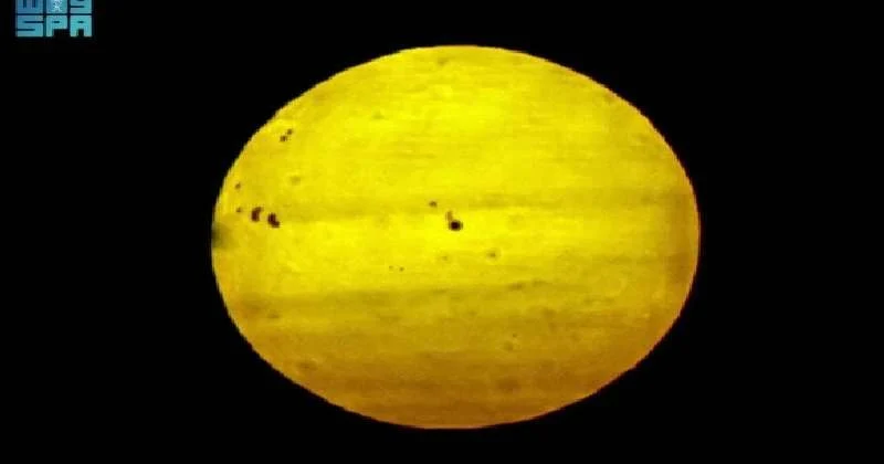 Danger signal for the world, a giant spot was seen on the sun in the sky of saudi arabia