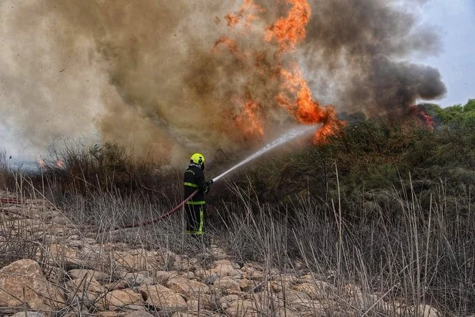 Massive fire breaks out in oman's bausha region2