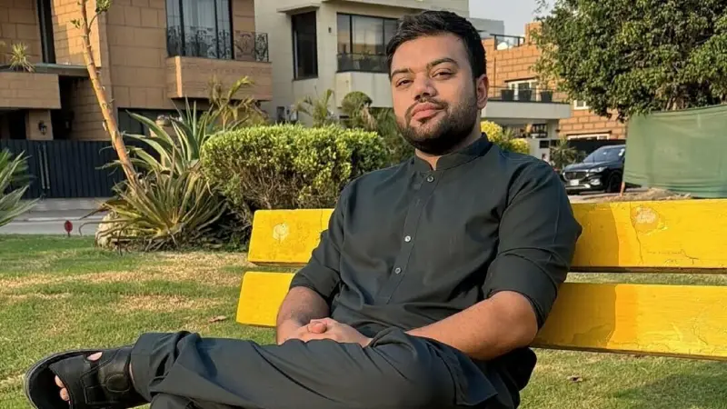 Popular youtuber arrested at airport