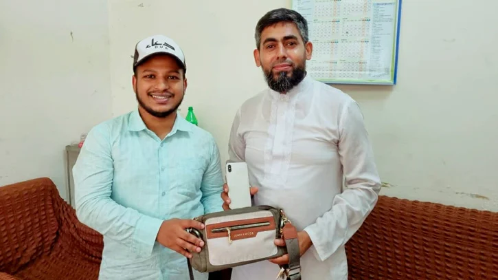 Iphone and gold jewelry left on bus seat, returned to expatriate by baku student