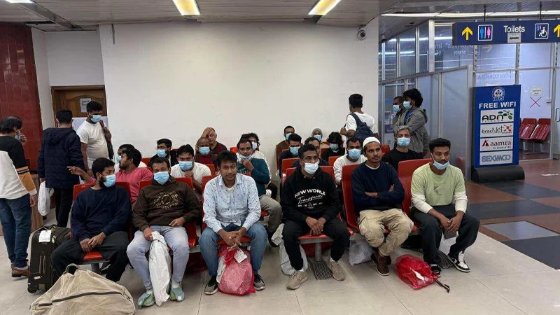 30 bangladeshis returned from us in handcuffs and shackles