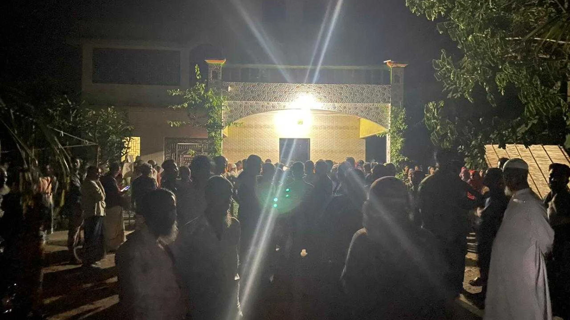 Baby's throat slit in expatriate's house, pregnant mother hanging in another room