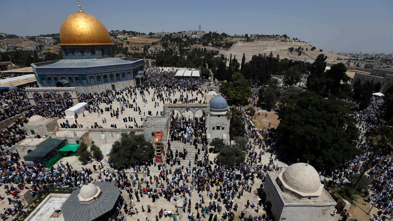 Israelis sing and dance as they enter al aqsa mosque