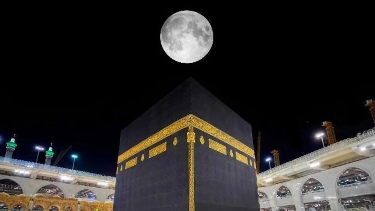 Rare sight, moon appears directly above kaaba