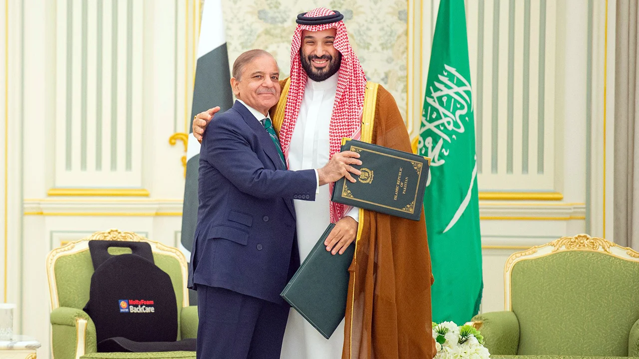 Saudi arabia signs defense deal with pakistan1