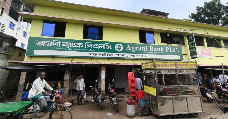 Expatriate's wife's money stolen on way back from bank