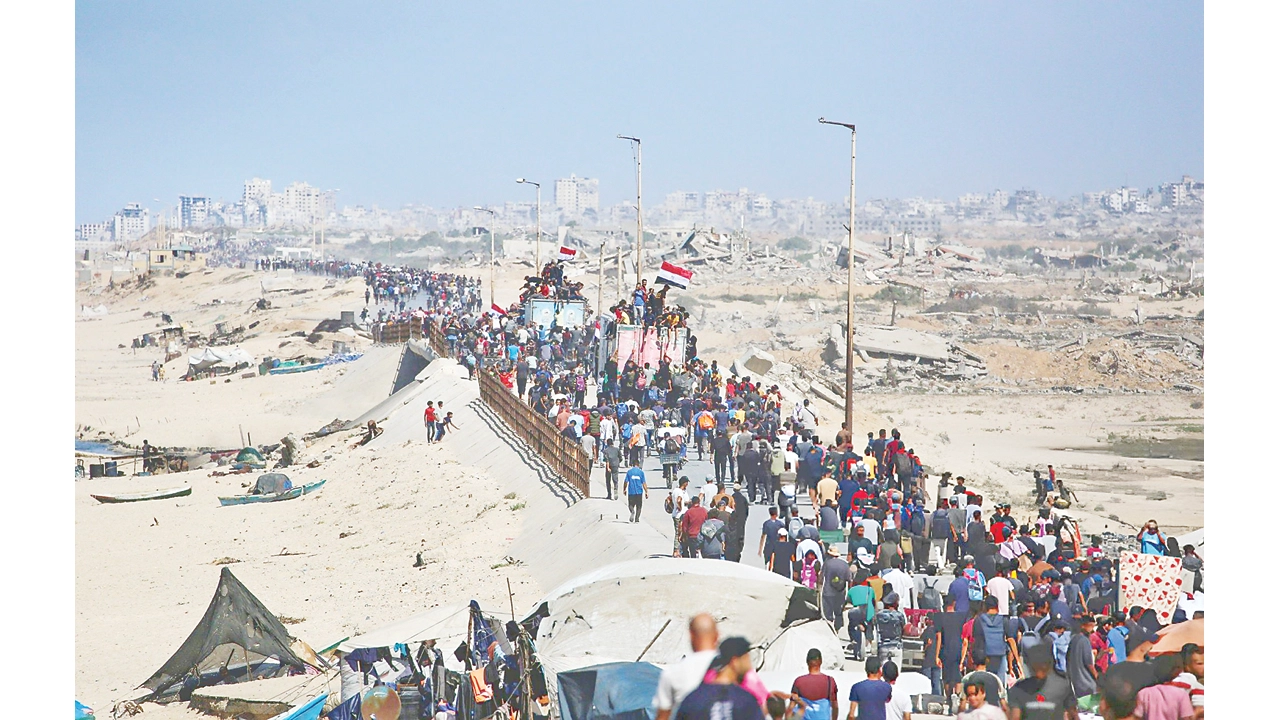 Israeli forces are withdrawing, palestinians are returning 'home'