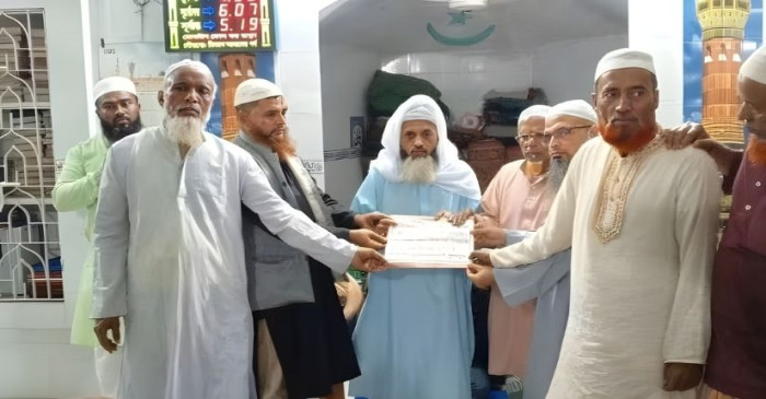 Expatriates are sending mosque imams to perform Umrah