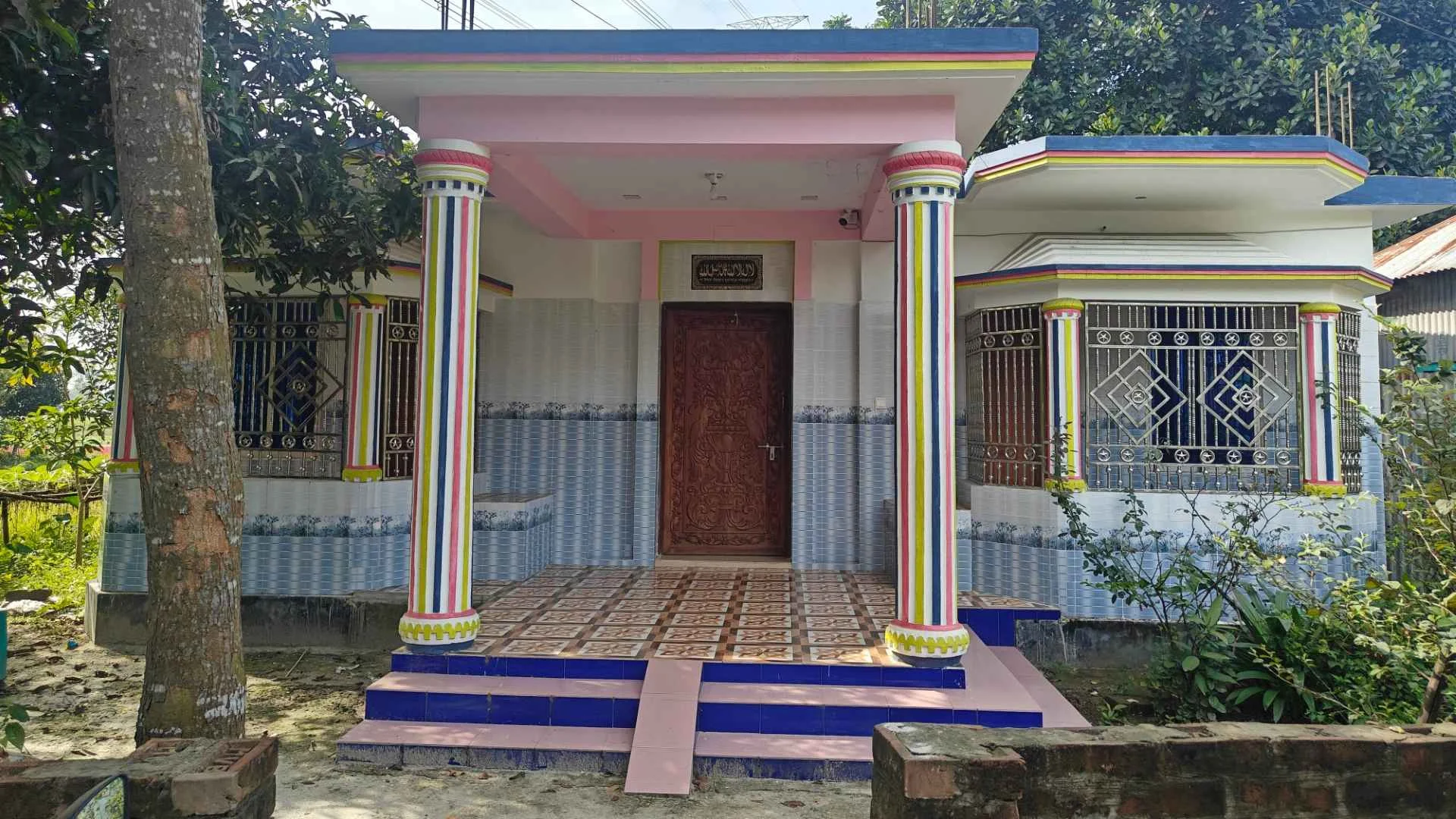 Expatriate's wife tied up, goods worth tk. 1.1 million looted, victims in panic