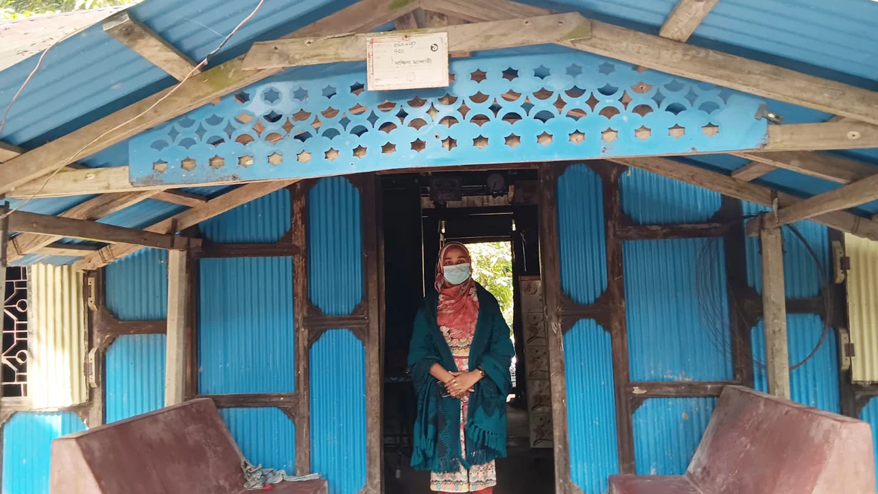 A young woman stays in an expatriate's house to gain recognition as a wife