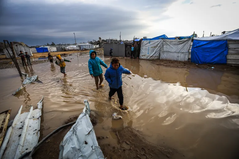AA 20251210 39940137 39940105 HEAVY RAIN FLOODS DISPLACED PALESTINIANS TENTS IN GAZA