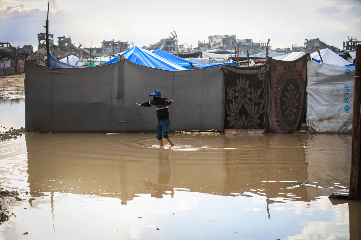 AA 20251210 39940137 39940114 HEAVY RAIN FLOODS DISPLACED PALESTINIANS TENTS IN GAZA