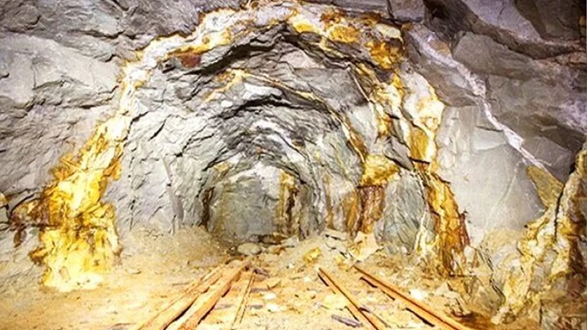 Iran announces discovery of huge gold reserves