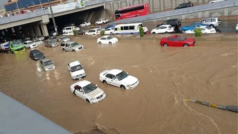 Severe landslides and thunderstorms in Saudi Arabia, road closures