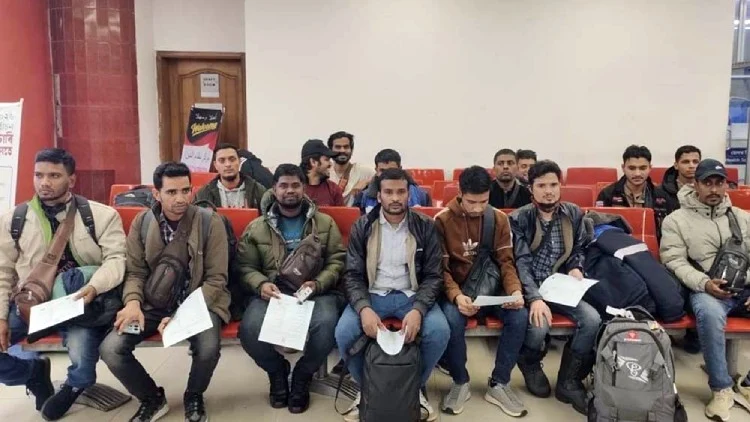 35 laid off Bangladeshis return home from Russia