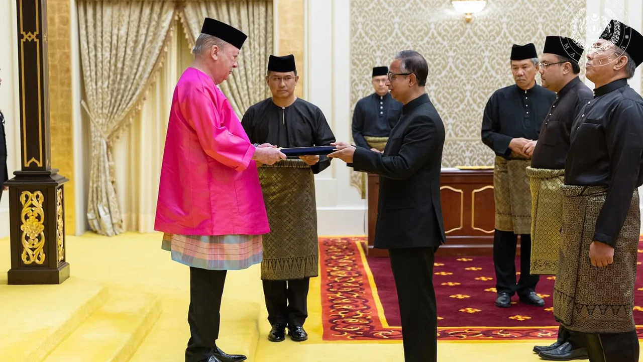 Bangladesh High Commissioner presents credentials to Malaysian King