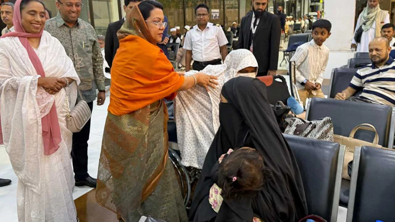 Minister visits stranded passengers at airport