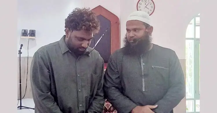 Sri Lankan expatriate converts to Islam in Maldives, new name is Abdullah
