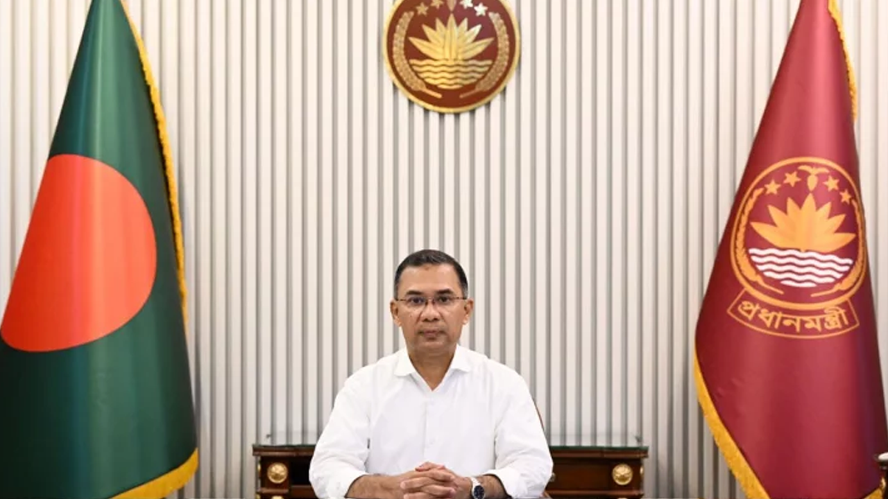 দরজা খুলেই প্রধানমন্ত্রী বললেন ‘চলেন যুদ্ধে যাই’