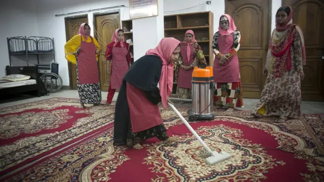 101651158 expatworkers1.jpg